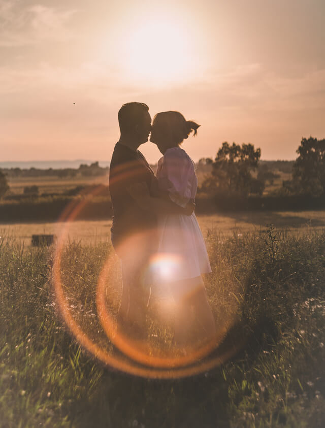 Romantic outdoor couples photography